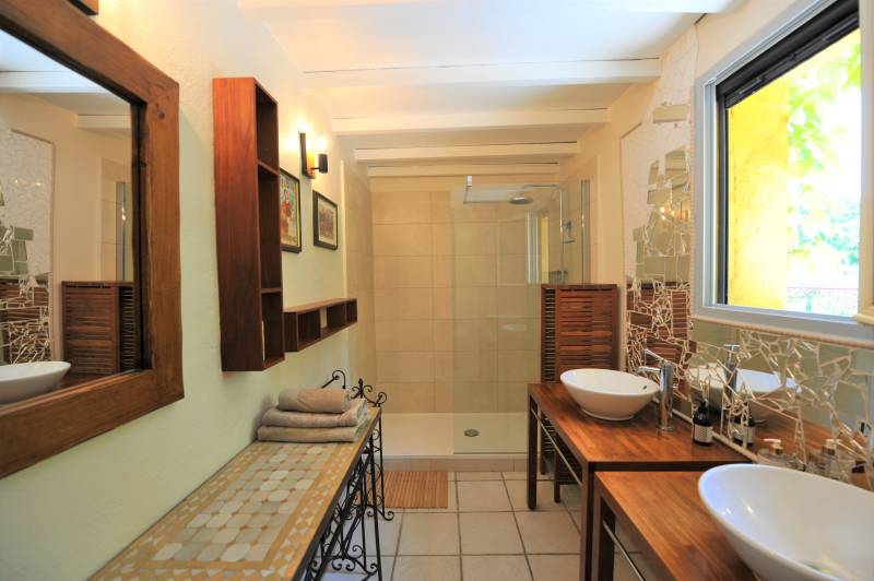For rent near Roussillon, large Provençal house with stunning views of the Luberon and the Mont Ventoux