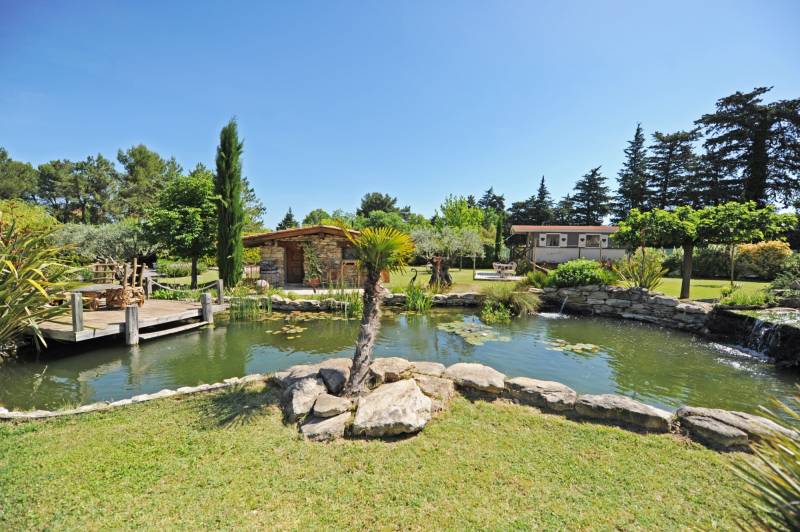 Seasonal rental in L’Isle-sur-la-Sorgue of an old stone Mas fully renovated with swimming pool, jacuzzi and sauna.