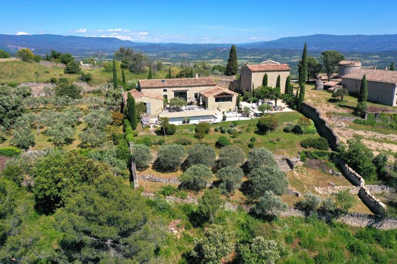 Charming stone house with one of the most breathtaking views of Gordes, within walking distance to the village.