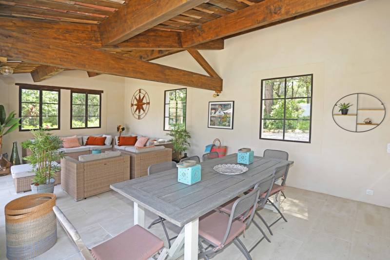Holiday rental of an exceptional property with views of Mont Ventoux, swimming pool and fully equipped pool house.