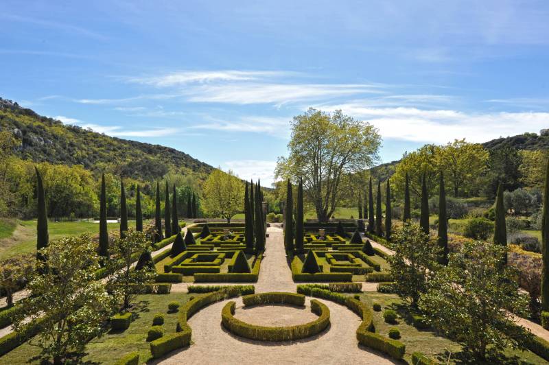 To rent for exceptional holidays, luxurious property in the heart of the St Lambert forest with pool and tennis.