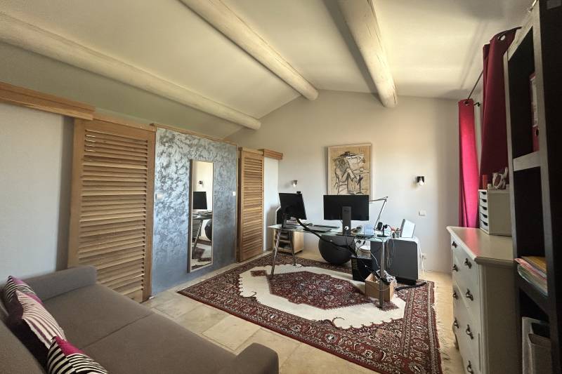 In Saint-Saturnin-lès-Apt, an elegant property with panoramic views of the Luberon, set within 5,620 m² of landscaped grounds featuring a swimming pool.
