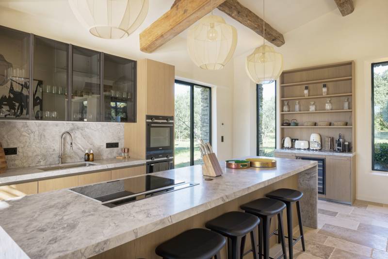 Stunning mas renovated with modernity and authentic charm, near the village of Gordes with pool and high-end amenities.