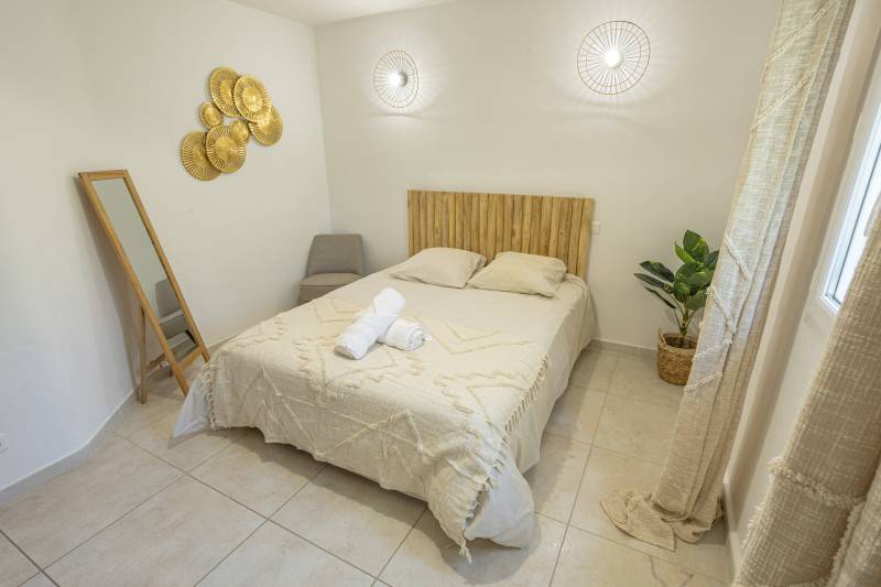 For your holiday in the Luberon, Provençal villa with five bedrooms, swimming pool, jacuzzi and table tennis, accommodating up to 13 guests.