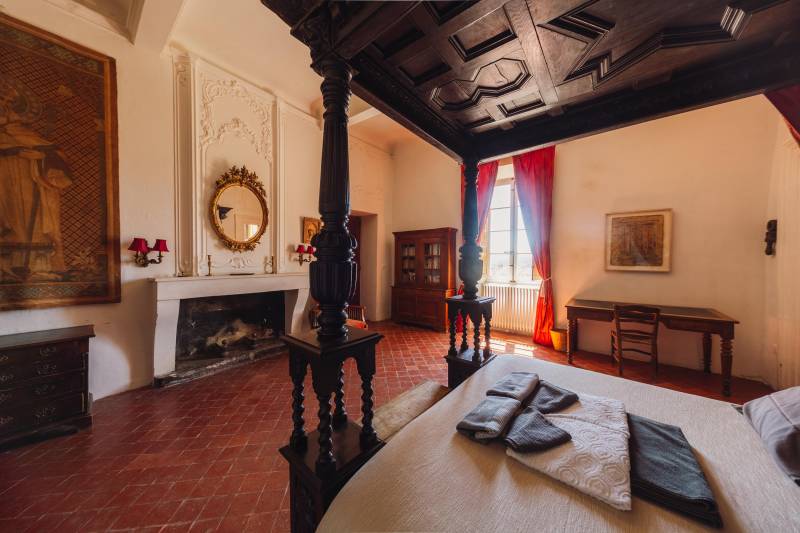 Historic Provençal castle for holiday rental in the heart of Goult for a timeless and authentic holiday.