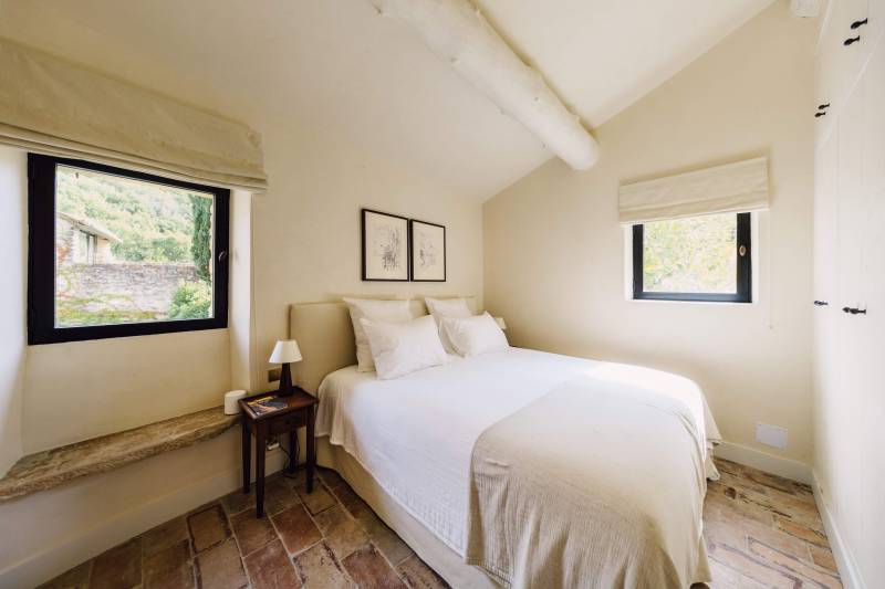 Seasonal rental between Bonnieux and Lourmarin: a luxurious Mas with pool and tennis court nestled in unspoilt nature.