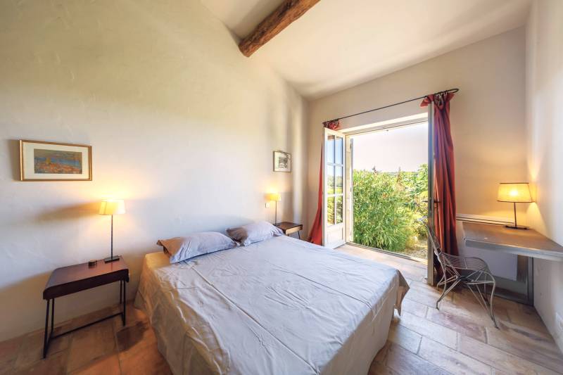 Seasonal rental of a Provençal family stone house with swimming pool, facing the Luberon and with views of the village of Gordes.