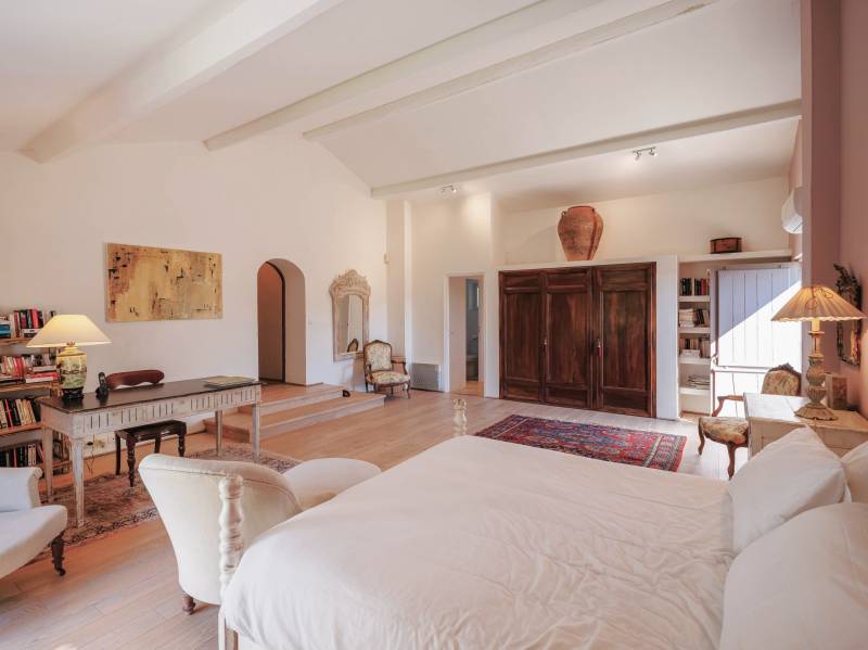 For rent at the foot of Gordes, stunning renovated Mas in a very peaceful setting with pool, summer kitchen and tennis court.