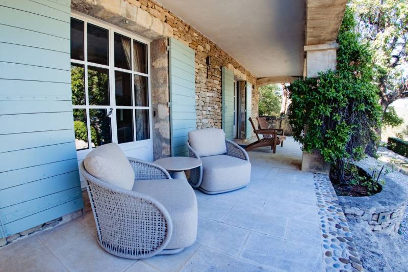 Charming stone house 10 minutes’ walk from Gordes with pool and panoramic view over the Luberon valley.