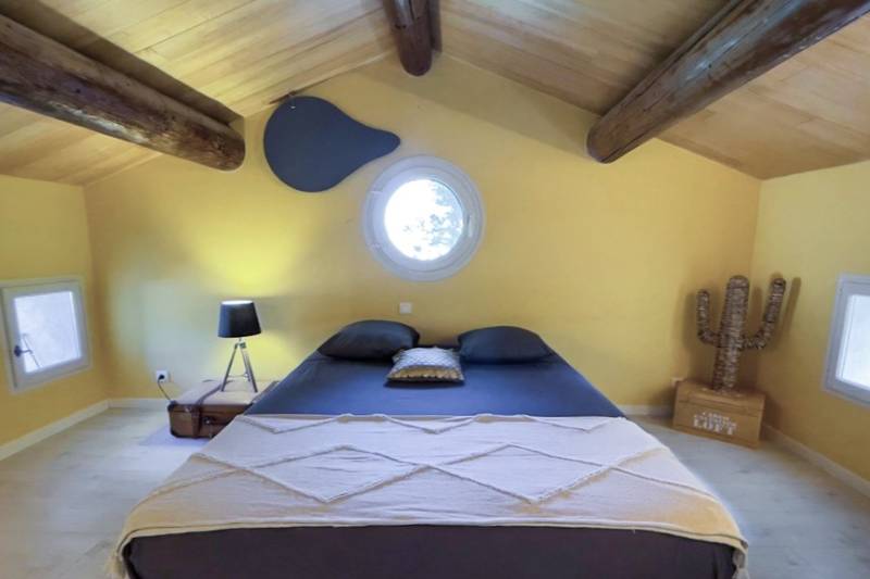 Carefully restored Provençal farmhouse in Maubec with pool, Mediterranean garden, Luberon view and walking access to the village.