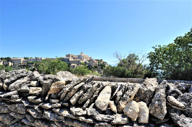 Contemporary stone villa within walking distance of Gordes, with heated pool, panoramic views and elegant outdoor living spaces.