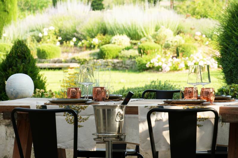 To rent in Oppède, superb seven-bedroom property with swimming pool, outdoor massage area and outdoor nomad tent.