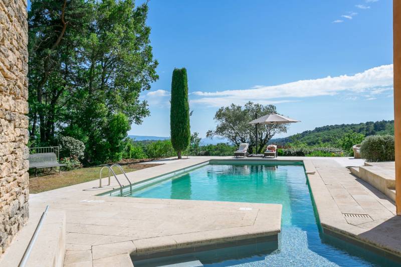 For rent just minutes from Gordes, in the heart of a Mediterranean pine forest, contemporary home with views and swimming pool.
