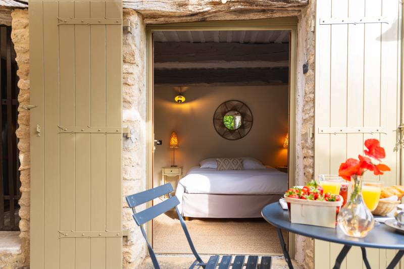 For rent near Gordes, superb renovated hamlet with eight bedrooms, swimming pool, orangery and views over the Luberon.