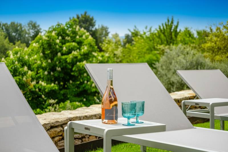 For rent just a few minutes’ walk from the center of Gordes, five-bedroom stone house with bastidon, swimming pool and views.