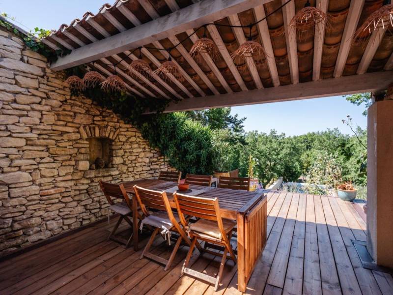 SOLD - Near the village of Gordes, semi-detached hamlet house, perfectly restored with terraced garden, swimming pool, and parking.