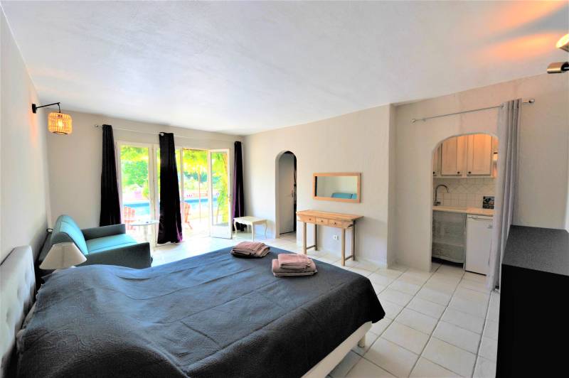 For rent near Roussillon, large Provençal house with stunning views of the Luberon and the Mont Ventoux