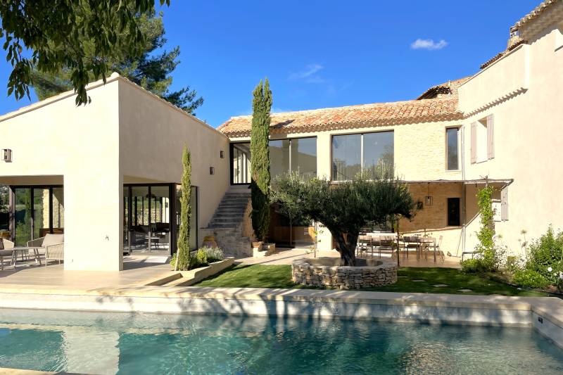 For rent, renovated 19th-century Magnanerie with high-end amenities and heated pool for your holidays in a charming hamlet close to Saint-Saturnin-lès-Apt.