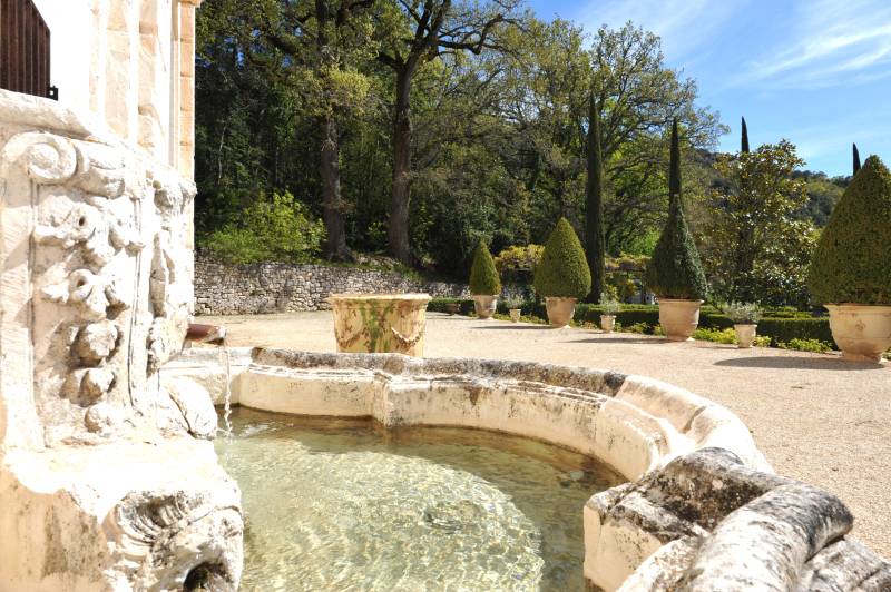 To rent for exceptional holidays, luxurious property in the heart of the St Lambert forest with pool and tennis.