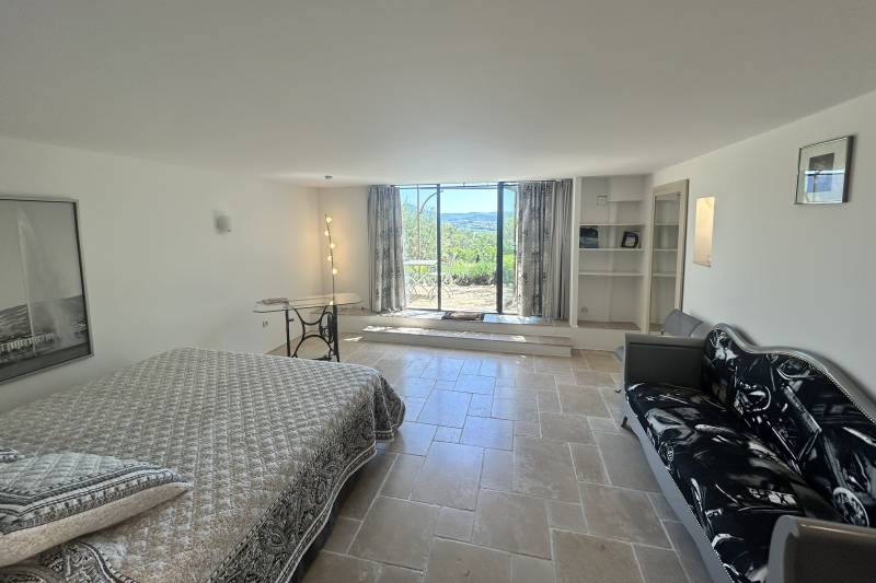 In Saint-Saturnin-lès-Apt, an elegant property with panoramic views of the Luberon, set within 5,620 m² of landscaped grounds featuring a swimming pool.