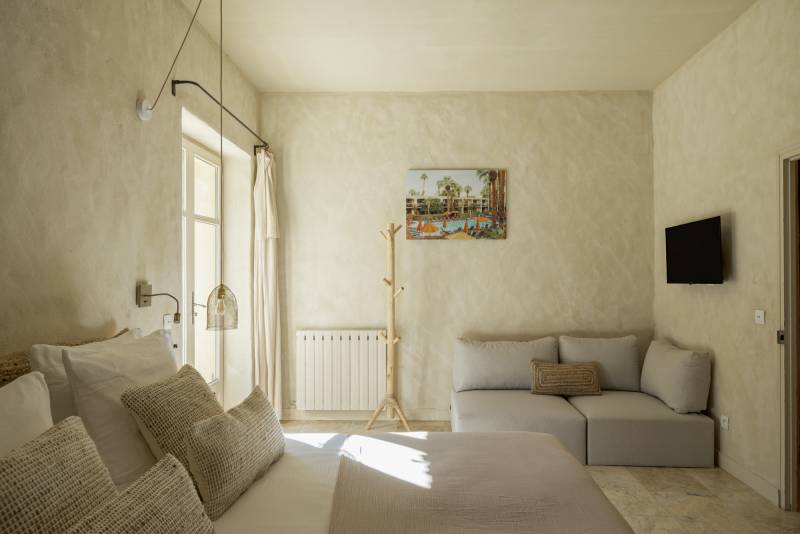 For rent, prestigious stone property for your holidays in Gordes with pool, summer kitchen, and multi-sport court