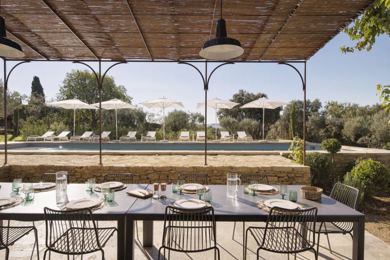 Stunning mas renovated with modernity and authentic charm, near the village of Gordes with pool and high-end amenities.