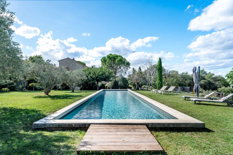 To rent near the village of Ménerbes, superb restored historic mas with lavender field, swimming pool and multi-sport court.
