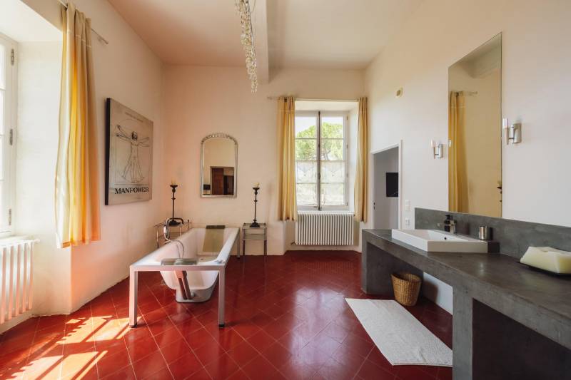 Historic Provençal castle for holiday rental in the heart of Goult for a timeless and authentic holiday.