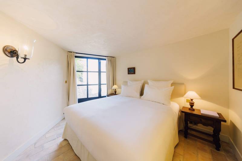 Seasonal rental between Bonnieux and Lourmarin: a luxurious Mas with pool and tennis court nestled in unspoilt nature.