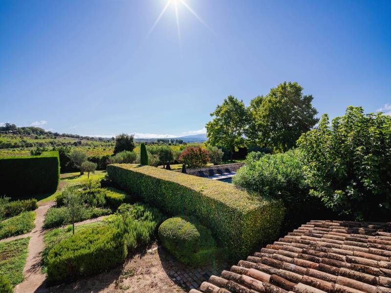 For rent at the foot of Gordes, stunning renovated Mas in a very peaceful setting with pool, summer kitchen and tennis court.