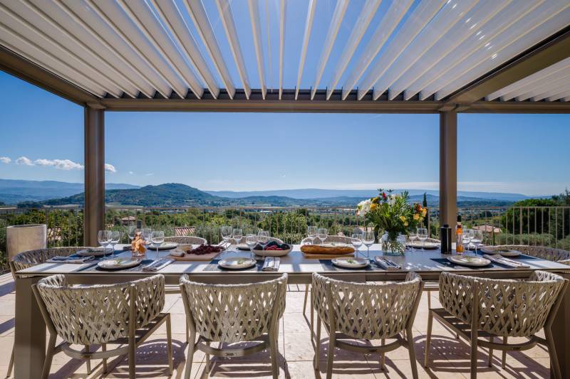 Large property on the heights of Saint-Saturnin-lès-Apt with a heated pool and a terrace offering panoramic views over the Luberon.