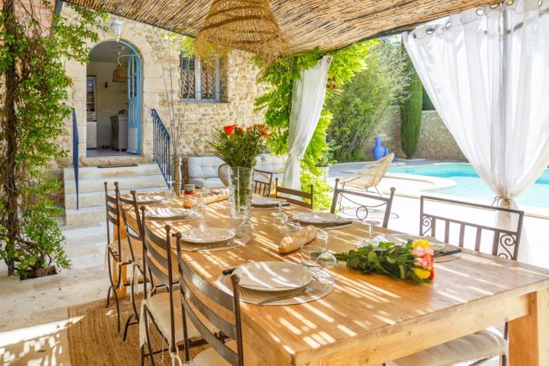Carefully restored Provençal farmhouse in Maubec with pool, Mediterranean garden, Luberon view and walking access to the village.