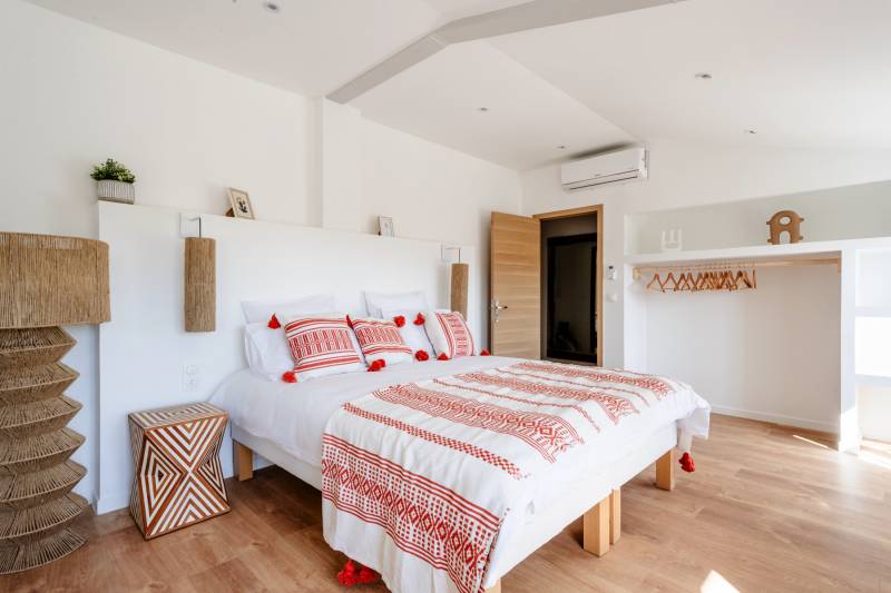 One of the 5 bedrooms, perfect for a large family or a high-yield boutique rental project