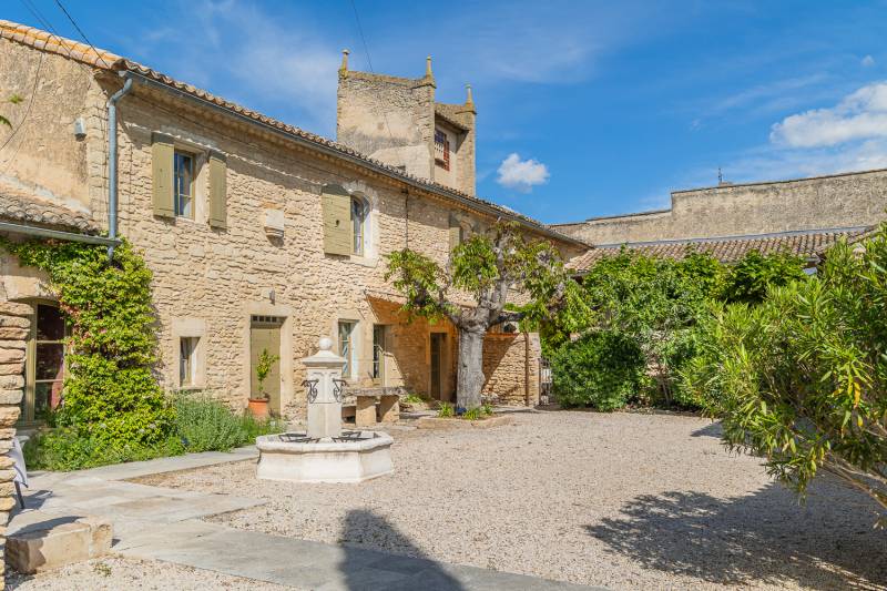 For rent near Gordes, superb renovated hamlet with eight bedrooms, swimming pool, orangery and views over the Luberon.