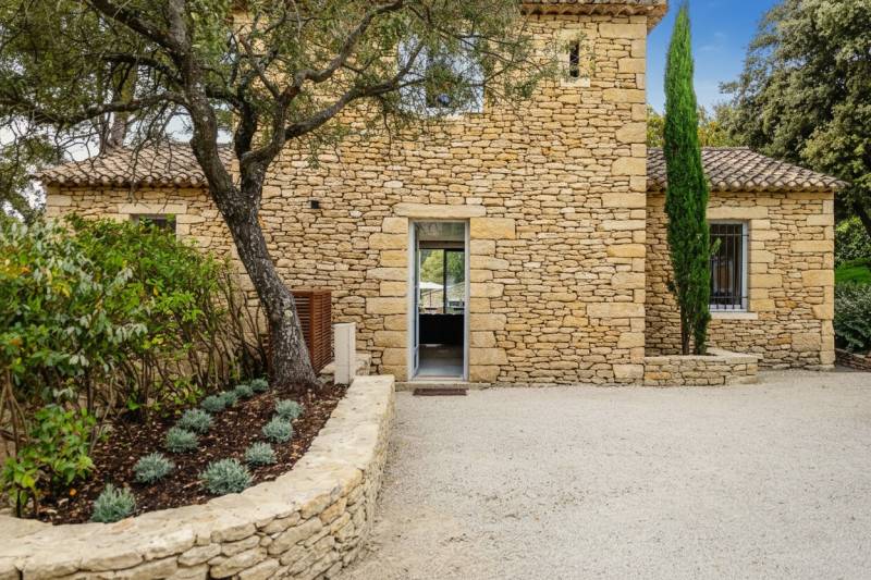 For rent just a few minutes’ walk from the center of Gordes, five-bedroom stone house with bastidon, swimming pool and views.