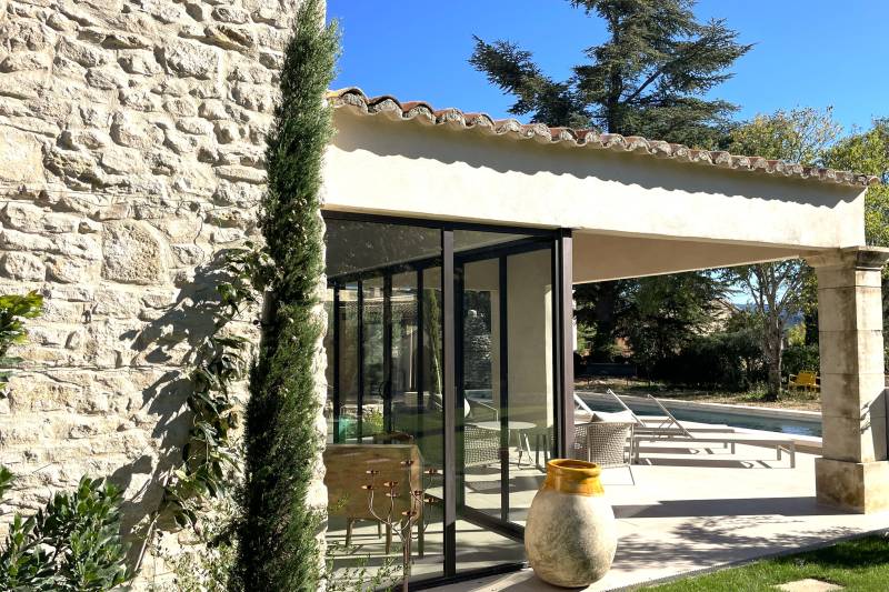 For rent, renovated 19th-century Magnanerie with high-end amenities and heated pool for your holidays in a charming hamlet close to Saint-Saturnin-lès-Apt.