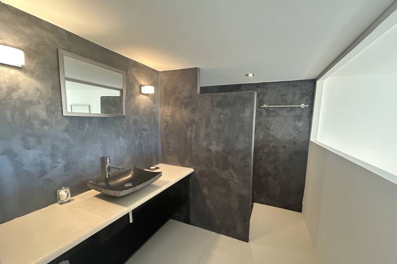 In Saint-Saturnin-lès-Apt, an elegant property with panoramic views of the Luberon, set within 5,620 m² of landscaped grounds featuring a swimming pool.