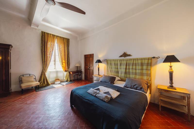 Historic Provençal castle for holiday rental in the heart of Goult for a timeless and authentic holiday.