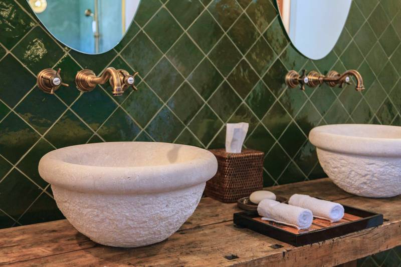 Available for holiday rental, superb stone farmhouse in the heart of nature with pool and summer kitchen, walking distance to the village of Ménerbes.