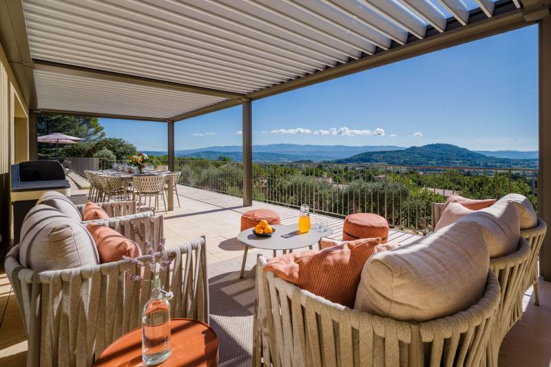 Large property on the heights of Saint-Saturnin-lès-Apt with a heated pool and a terrace offering panoramic views over the Luberon.
