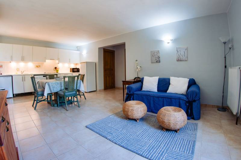 Charming stone house 10 minutes’ walk from Gordes with pool and panoramic view over the Luberon valley.