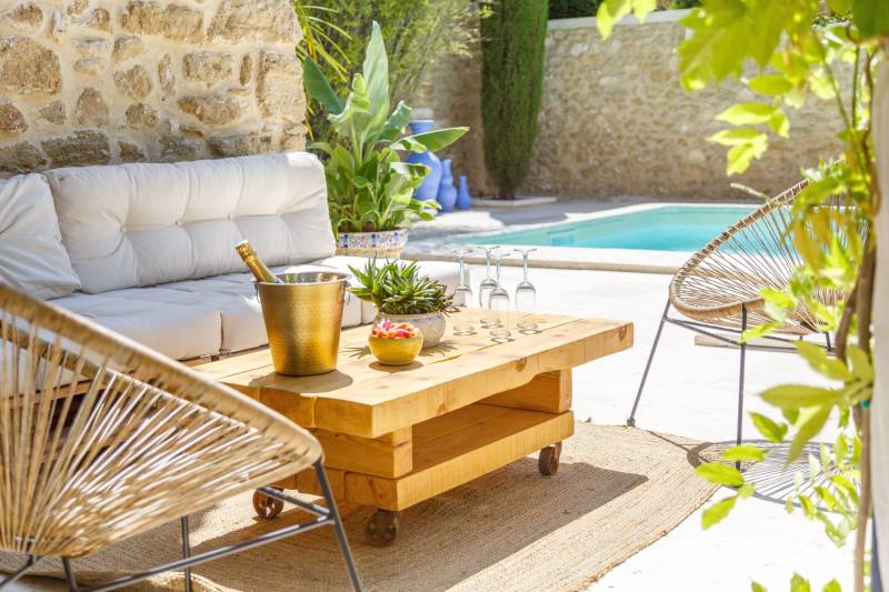 Carefully restored Provençal farmhouse in Maubec with pool, Mediterranean garden, Luberon view and walking access to the village.