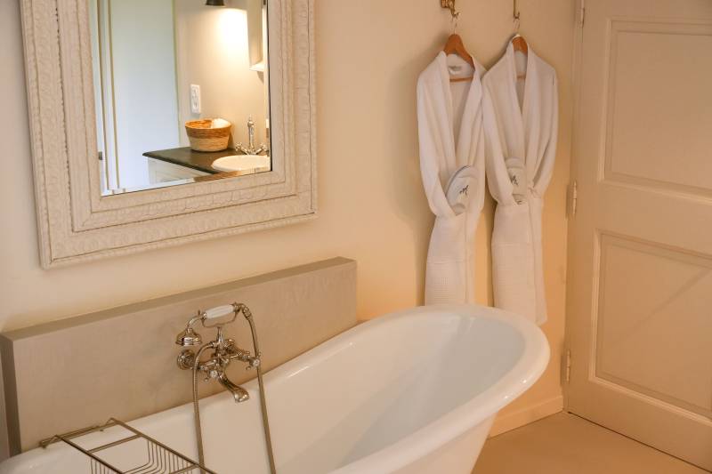To rent in Oppède, superb seven-bedroom property with swimming pool, outdoor massage area and outdoor nomad tent.