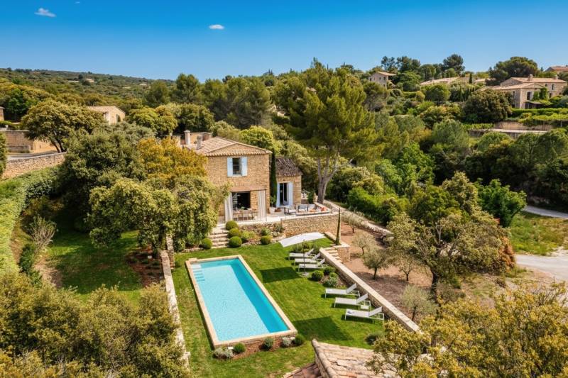 For rent just a few minutes’ walk from the center of Gordes, five-bedroom stone house with bastidon, swimming pool and views.