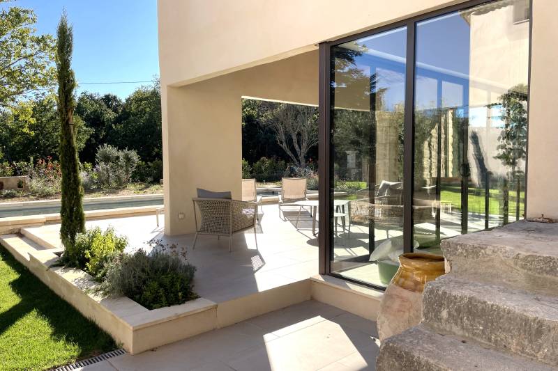 For rent, renovated 19th-century Magnanerie with high-end amenities and heated pool for your holidays in a charming hamlet close to Saint-Saturnin-lès-Apt.