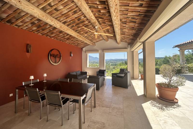 In Saint-Saturnin-lès-Apt, an elegant property with panoramic views of the Luberon, set within 5,620 m² of landscaped grounds featuring a swimming pool.