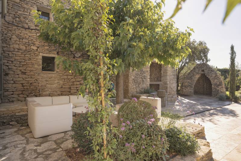 Stunning mas renovated with modernity and authentic charm, near the village of Gordes with pool and high-end amenities.