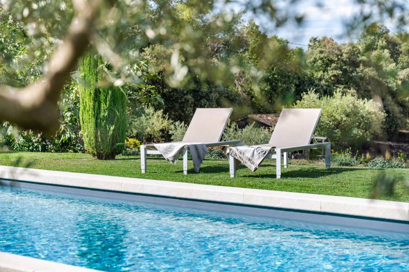 To rent near the village of Ménerbes, superb restored historic mas with lavender field, swimming pool and multi-sport court.