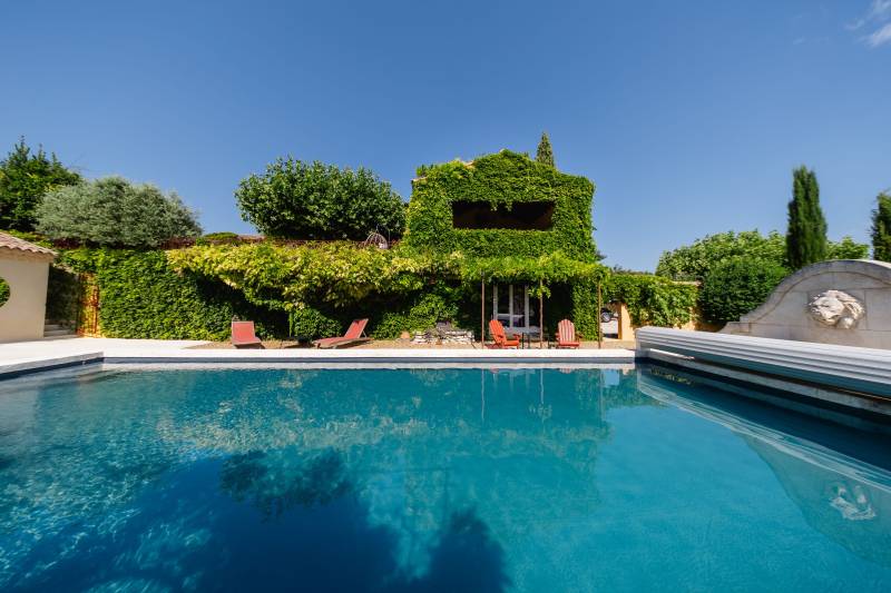 For rent near Roussillon, large Provençal house with stunning views of the Luberon and the Mont Ventoux