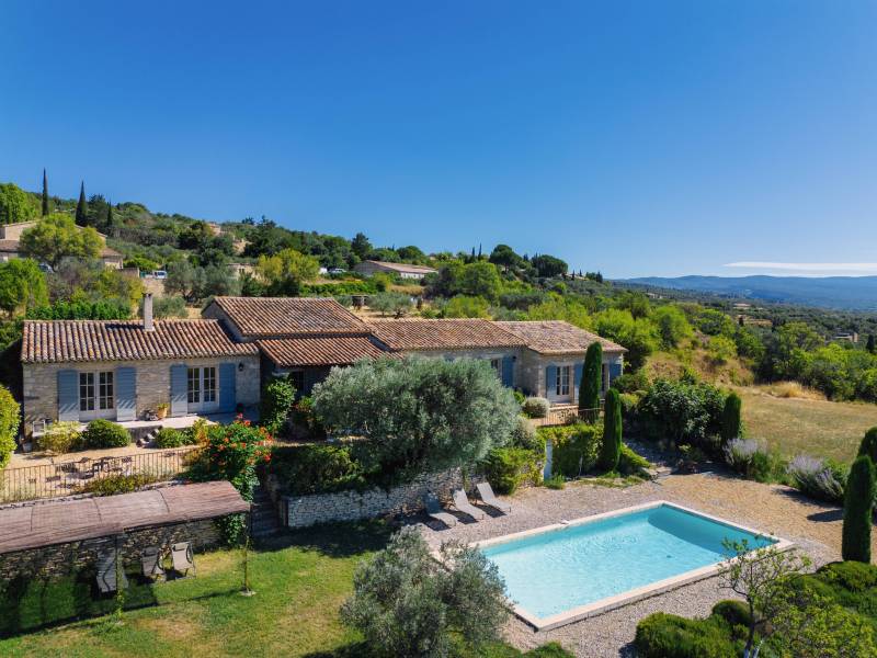Seasonal rental of a Provençal family stone house with swimming pool, facing the Luberon and with views of the village of Gordes.